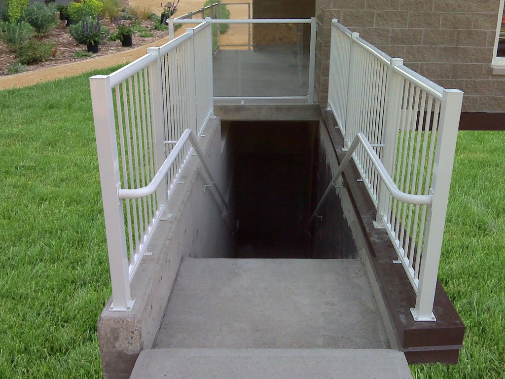Aluminum picket railing with added pipe railing system